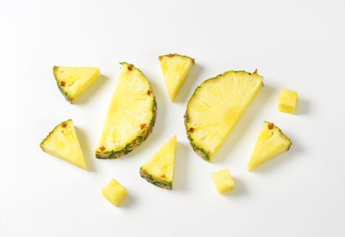 geschnittene Ananas als Futter für Hunde vorbereitet
